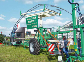 Heuling sichert die zu transportierenden Folienhaus-Bgel mit einer 
hydraulischen Ladungssicherung. 