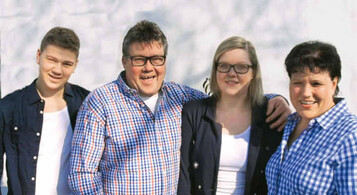 In der Spargelsaison ist die ganze Familie Hertlein
gefordert (v.l.): Philipp, Udo, Laura und Karin Hertlein