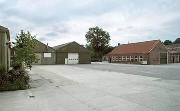 Zweihundert Jahre alt sind manche
Gebude in Wilhelminadorp. Im
August 2012 wurden 408 Solarpanele
auf den Dchern installiert; sie
stellen die erwartete Strommenge
bereit.