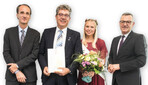 Frank Lock (2.v.l.) erhielt aus den Händen von BMELAbteilungsleiter Thomas Windmöller (1.v.l.), in Anwesenheit der Deutschen Blumenfee Lisa Bartels und ZVG-Präsident Jürgen Mertz (1.v.r.) die Auszeichnung.