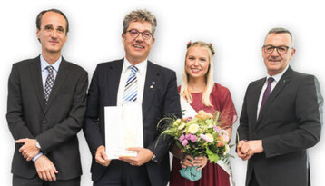 Frank Lock (2.v.l.) erhielt aus den Hnden von BMELAbteilungsleiter Thomas Windmller (1.v.l.), in Anwesenheit der Deutschen Blumenfee Lisa Bartels und ZVG-Prsident Jrgen Mertz (1.v.r.) die Auszeichnung.