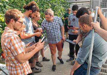 Die Auszubildenden im Gem�sebau tauschen sich mit Hilfe von iPads in der LVG Heidelberg �ber aktuelle Datenerfassung, die die Gem�sekulturen unter Glas betreffen, aus.