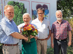 Einen saisonalen Blumenstrauß erhielt der Jubilar Otto Hespeler (unverkennbar mit Gärtnerschürze) zu seinem Ehrentag. Zu den Gratulanten gehörten (v. l.): Jochen Winkhoff, Geschäftsführer der Bundesfachgruppe Gemüsebau, Uli Natterer, Vorsitzender der Fachgruppe Gemüsebau im Gartenbauverband Baden-Württemberg- Hessen e.V., und Joachim Hespeler, heutiger Betriebsinhaber und ehemaliges Vorstandsmitglied der Bundesfachgruppe Gemüsebau.