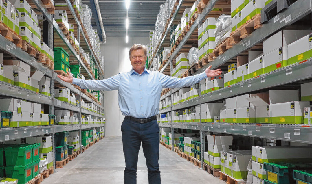 Hein T. Bemelmans, Director Marketing & Sales, Enza Zaden, präsentiert einen Klimaraum, in dem Gemüsesaatgut bei hohem Brandschutz sicher gelagert wird.