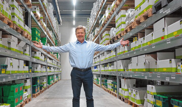 Hein T. Bemelmans, Director Marketing & Sales, Enza Zaden, prsentiert einen Klimaraum, in dem Gemsesaatgut bei hohem Brandschutz sicher gelagert wird.