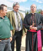 Bischoff Dr. Stephan
Ackermann im Gespräch mit
Gemüseerzeuger Martin
Sauer (Bildmitte) aus Koblenz
bei der Eröffnungsfeier der
BUGA Koblenz im April