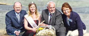 Offizielle Erffnung der Spargelsaison Nordrhein-Westfalens auf dem Hof
Tacke (v.l.n.r.) Heiner Tacke, Spargelknigin Farina Frantzen, Landwirtschaftskammer-
Prsident Johannes Fritzen und Mechthild Tacke