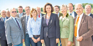 (vordere Reihe v.l.) BOG-Vorsitzender Gerhard Schulz, Dirk
und Kathrin Beckedorf, Bundeslandwirtschaftsministerin Ilse
Aigner, Schleswig-Holsteins Landwirtschaftsministerin Dr.
Juliane Rumpf, ZVG-Präsident Heinz Herker bei einem EHEC-Presse-Informationsrundgang im Betrieb Beckedor