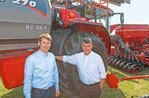 Theodor Leeb zusammen mit Michael Horsch vor der selbstfahrenden
Pflanzenschutzspritze Horsch Leeb PT 270