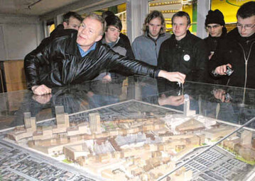 Kristian Klaborg, Marketing Manager des Kopenhagener Großmarktes, erläuterte
den Großmarkt Kopenhagen an einem Modell.
