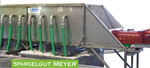 Die zweireihige Spargelvorwaschanlage
von
Strauß arbeitet mit
acht Pumpen.