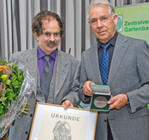 ZVG-Präsident Heinz Herker
verlieh Christoph Kleinhanns die
Georg-Arends-Medaille.