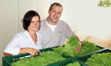 Nadine Ewald ist berzeugt, dass ihr Mann Andreas wesentlich entspannter ist, seitdem er das Bewsserungskonzept
des Betriebes insgesamt und speziell bei Zucchini in Richtung Tropfbewsserung verndert hat.