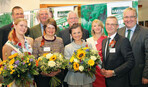 (v.l.n.r.): Christian Ufen, Vorsitzender der Fachgruppe Gemüsebau, Helmut Selders, BDB-Präsident,
Karl Voges, Vorsitzender BVEO, Christina Aumann, Blumenfee 2014, Jens Stechmann, BOGVorsitzender,
links unten Jessica Meier, Blumenfee 2013, Dr. Maria Flachsbarth, Parlamentarische
Staatsekretärin BMEL, Gitta Connemann, MdB, Vorsitzende des Agrarausschusses des
Bundestages und Jürgen Mertz, ZVG-Präsident.