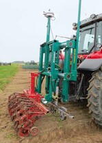 Das Lenksystem Reichardt PSR Slide mit wahlweise GPS-
(o.) oder Ultraschallsensor-Steuerung (u.)