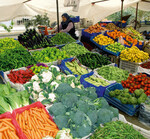 Der Verkauf auf Wochenmärkten oder in Markthallen spart Transaktionskosten