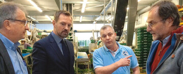 v.l.: Dr. Norbert Laun, Bertram Fleischer, Andreas Renner und Joachim Ziegler besprechen während der Betriebsbesichtigung bei Andreas Renner, Mutterstadt, Herausforderungen der Branche.