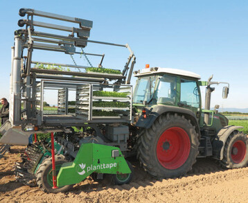 Die Pflanzmaschine Planttape wurde berarbeitet: krzere Baulnge, hhere Bevorratung mit Jungpflanzen. Eine sehr einfache Maschine, die von der Leistung und den Kosten her fr Lohnunternehmen interessant ist.