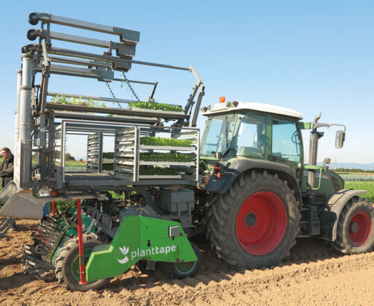 Die Pflanzmaschine Planttape wurde berarbeitet: krzere Baulnge, hhere Bevorratung mit Jungpflanzen. Eine sehr einfache Maschine, die von der Leistung und den Kosten her fr Lohnunternehmen interessant ist.