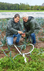 Bosch-Sensoren im Boden messen kontinuierlich die Wachstumsbedingungen. So können Johannes Wagner (l.), Agraringenieur, und Albert Strobl (r.), Bereichsleiter Landwirtschaft, beide Müßighof, mittels Smartphone überall zum Beispiel den Befallsdruck durch Pilzkrankheiten beurteilen.