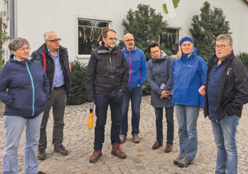 Zu Besuch im Betrieb von Udo Hertlein in Kleinlangenheim. Die Berater lauschen gespannt den Ausführungen des Betriebsinhabers.