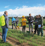 Trotz wetterbedingter Schlammschlacht kamen 700 Besucher auf die Versuchsfläche und lauschten Klaus Kühling (r.), BASF SE.