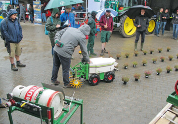 Nur eine Frage der Kleidung: Das Wetter am Pflzer Feldtag machte seinem diesjhrigen wechselhaften Charakter alle Ehre; unentwegte annhernd 400 Menschen interessierten sich dennoch fr Maschinen wie der kleine Naio- Roboter und mehr.