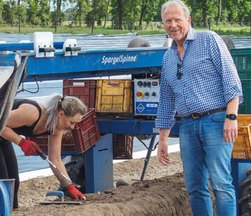 Hans-Jrgen Werner produziert Spargel fr die Metropolregion Hamburg.