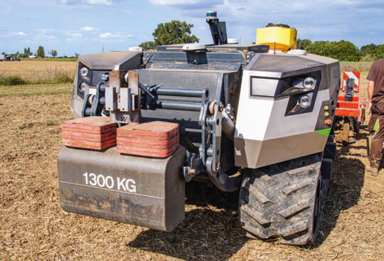 Frontansicht des Agxeed - deutlich sind oben die grauen Abdeckungen der vier GPS-Antennen (zwei zur Erprobung) und den LIDAR-Hindernis-Erkennungs-Laser mit der blauen Kappe in der Mitte des Fahrzeuges.