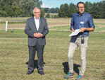 Dr. Till Backhaus (l.), Minister für Klimaschutz, Landwirtschaft, ländliche Räume und Umwelt Mecklenburg-Vorpommern, und Dr. Kai-Uwe Katroschan, Landesforschungsanstalt für Landwirtschaft und Fischerei Mecklenburg-Vorpommern, Gülzow auf dem Feldtag.