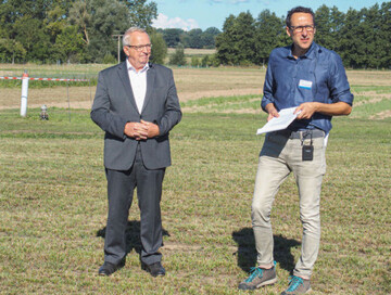 Dr. Till Backhaus (l.), Minister fr Klimaschutz, Landwirtschaft, lndliche Rume und Umwelt Mecklenburg-Vorpommern, und Dr. Kai-Uwe Katroschan, Landesforschungsanstalt fr Landwirtschaft und Fischerei Mecklenburg-Vorpommern, Glzow auf dem Feldtag.