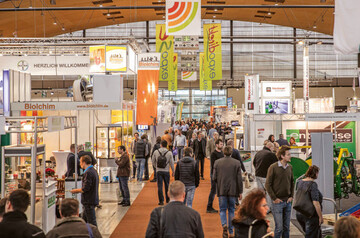 Mit einem Rekord von 460 Ausstellern startet das Messeduo expoSE und expoDirekt am 21. November 2018. Auf ber 25.000 Quadratmetern haben die Besucher die Mglichkeit, spannende Neuheiten fr den Erdbeer- und Spargelanbau sowie deren Vermarktung zu entdecken.
