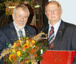 Henning Sannemann, Präsident des Wirtschaftsverbandes
Gartenbau, überreichte Gerhard Schulz die Goldene
Ehrennadel.