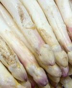 Dieser Spargel zeigt
unmittelbar nach dem
Sortieren deutliche
Verunreinigungen,
die durch die übliche
Düsenwäsche nicht
entfernt wurden.