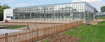 Der neue KIP-Betrieb von auen. Im Vordergrund entsteht der neue Schaugarten
fr Gartenfreunde