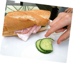 Brötchen oder Gurke? Auf jeden Fall das Brötchen und
die Gurke! Der gegenüber Nierenkrebs schützende
Effekt eines hohen Gemüseverzehrs ist bei über 65-
Jährigen stärker ausgeprägt als bei jüngeren Menschen.