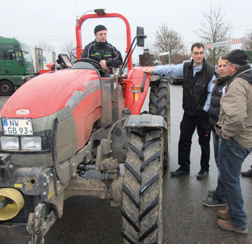 Reiner Petri (stehend neben dem Traktor) erlutert die GPS-Technik, mit der jetzt
ein Traktor des Versuchsbetriebs Queckbrunnerhof Probe luft.