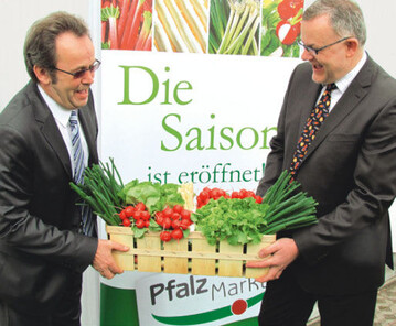 Vorstandssprecher Hans Trauth (l.) und Vorstand Hans-Jrg
Friedrich, erffneten symbolisch die diesjhrige Saison des
Pfalzmarkt Obst und Gemse eG in Mutterstadt.