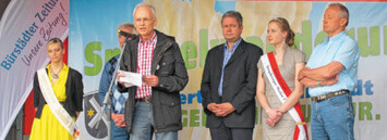 Spargelwanderer: Am Mikrofon Dr. Hans-Paul Kaus mit
Landrat Matthias Wilkes (3.v.r.) und der Lampertheimer
Spargelknigin Nadine I (2.v.r.).