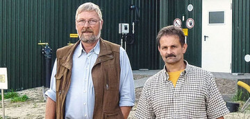 Dr. Jrgen Bhm (links) und Axel Tinneberg betreiben zusammen die 400-kWBiogas-
Anlage.