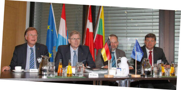 Prsidium der Vereinigten Hagel (v.l.): stellvertretender
Aufsichtsratsvorsitzender Burchard Upmeyer, Vorstandsmitglied
Dr. Dietrich Heine, Aufsichtsratsvorsitzender Klaus
Mugele, Vorstandsvorsitzender Dr. Rainer Langner