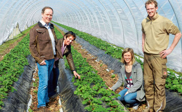 Zwei Generationen sind hier am Werk: links Thea und Rudolf Alfken,
rechts Sonja Alfken und Christopher Hermanns