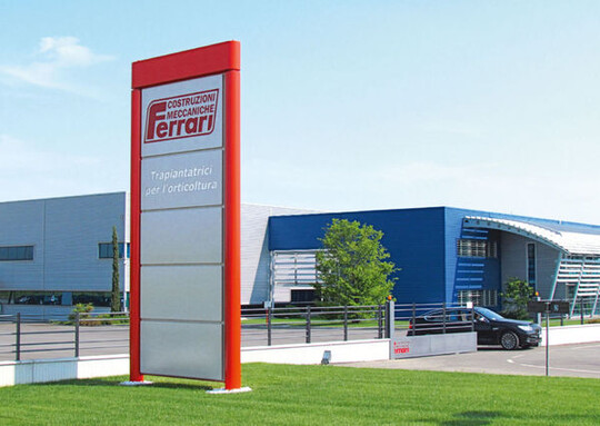 Seit zwei Jahren nutzt Ferrari Costruzioni Meccaniche die neuen
Rumlichkeiten in Guidizzolo in der Emilia Romagna. Die Werksgebude
wurden in Nord-Sd-Richtung gebaut, um durch indirekten
Lichteinfall ber die Dachfenster viel Helligkeit in den Fertigungshallen
zu erzeugen.