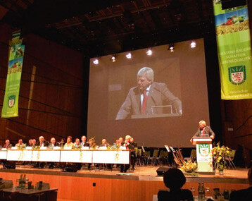 Der hessische Ministerprsident Volker Bouffier war ein
fachlich kompetenter Gast beim Hessischen Bauerntag, der
sich mit drngenden Themen der Landwirtschaft auskennt.