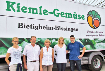 Kundentage bringen sie
und ihre Betriebe weiter:
Sigrid und Gerhard
Kiemle (M.) mit den
Tchtern Olivia Kiemle
(l.) und Nicole Wahl mit
Ehemann Andreas Wahl