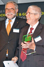 Die Auszeichnung „Grüner
Merkur“ verlieh Günther
Schweinsberg (r.) an Karl
Schmitz (l.)