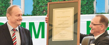 Mit der Ernennung Gerd Sonnleitners hat der DBV nun zwei
Ehrenpr�sidenten. Constantin Freiherr Heereman wurde
1997 dieser Titel in Bonn zugesprochen.