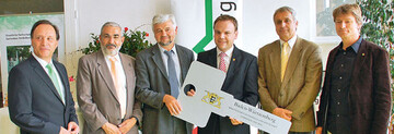 Abbildung 1: Feierliche bergabe des Neubaus: (v.l.) Baudirektor Bernd Mller, Bauministerium Mannheim, Wolfgang
Erichson, Brgermeister Stadt Heidelberg, Ministerialdirektor Wolfgang Reimer, Staatssekretr Ingo Rust, LVG-Leiter
Christoph Hintze, Architekt Jan van der Velden-Volkmann