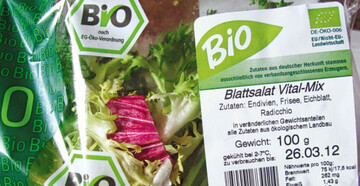 Nur Bio-Betriebe drfen mit den Bio- und ko-Bezeichnungen werben. Alle
verpackten ko-Produkte mssen mindestens die Nummer der ko-Kontrollstelle
und das neue grne EU-Siegel auf der Verpackung haben. Es ist das aus
Sternen stilisierte Blatt auf grnem Hintergrund (o.r.) als Zeichen der EG-Bio-
Verordnung.
