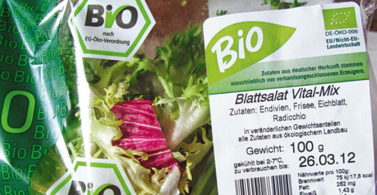 Nur Bio-Betriebe dürfen mit den Bio- und Öko-Bezeichnungen werben. Alle
verpackten Öko-Produkte müssen mindestens die Nummer der Öko-Kontrollstelle
und das neue grüne EU-Siegel auf der Verpackung haben. Es ist das aus
Sternen stilisierte Blatt auf grünem Hintergrund (o.r.) als Zeichen der EG-Bio-
Verordnung.